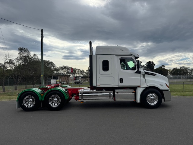 2021 Freightliner Cascadia Prime Mover image 2