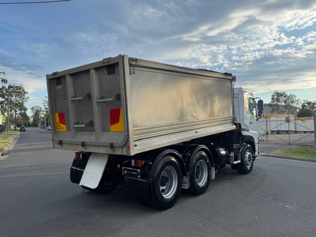 2014 UD 26/470 Tipper image 3