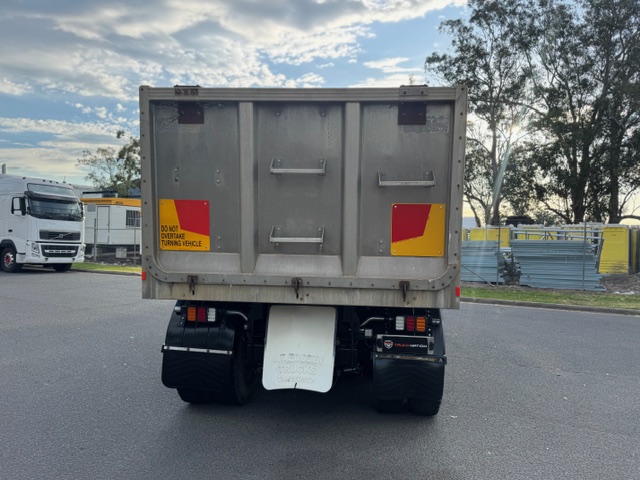 2014 UD 26/470 Tipper image 4