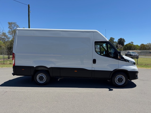 2022 Iveco Daily Van image 2