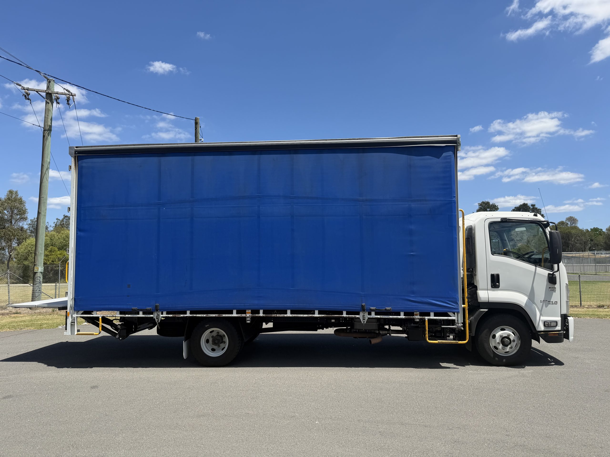 2021 Isuzu FRR 107/210 10 Pallet Curtain Sider image 2