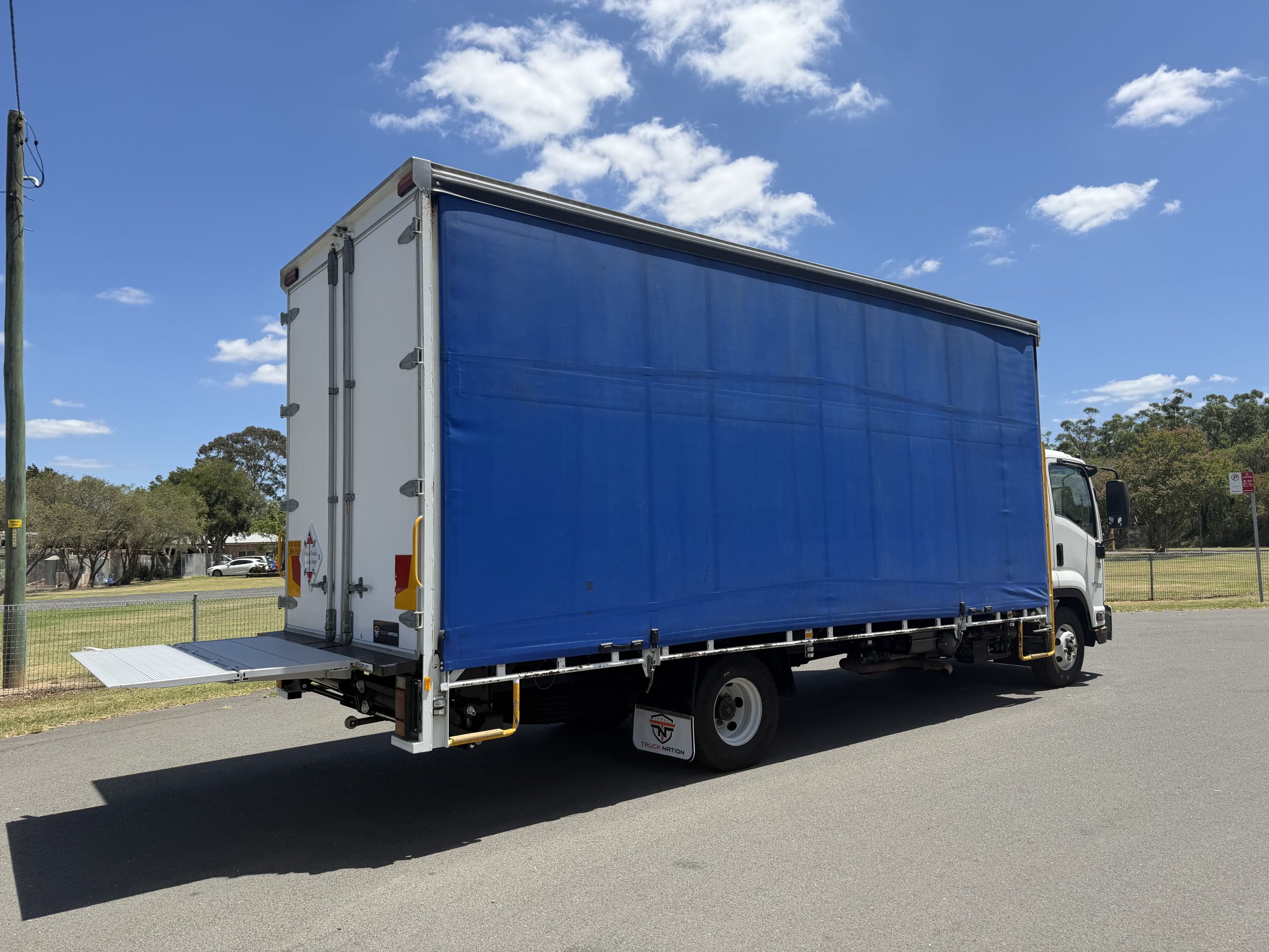 2021 Isuzu FRR 107/210 10 Pallet Curtain Sider image 3