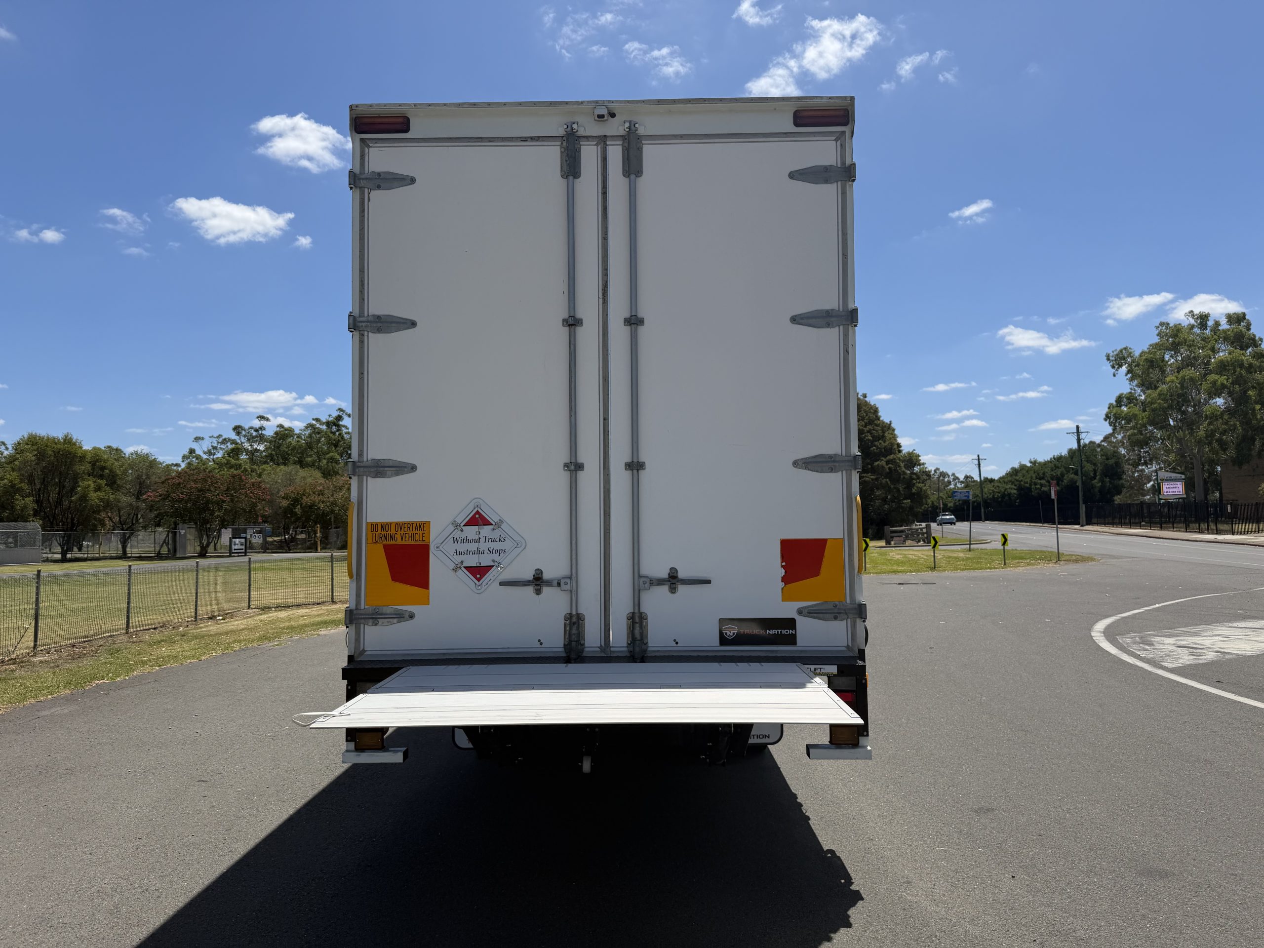 2021 Isuzu FRR 107/210 10 Pallet Curtain Sider image 4