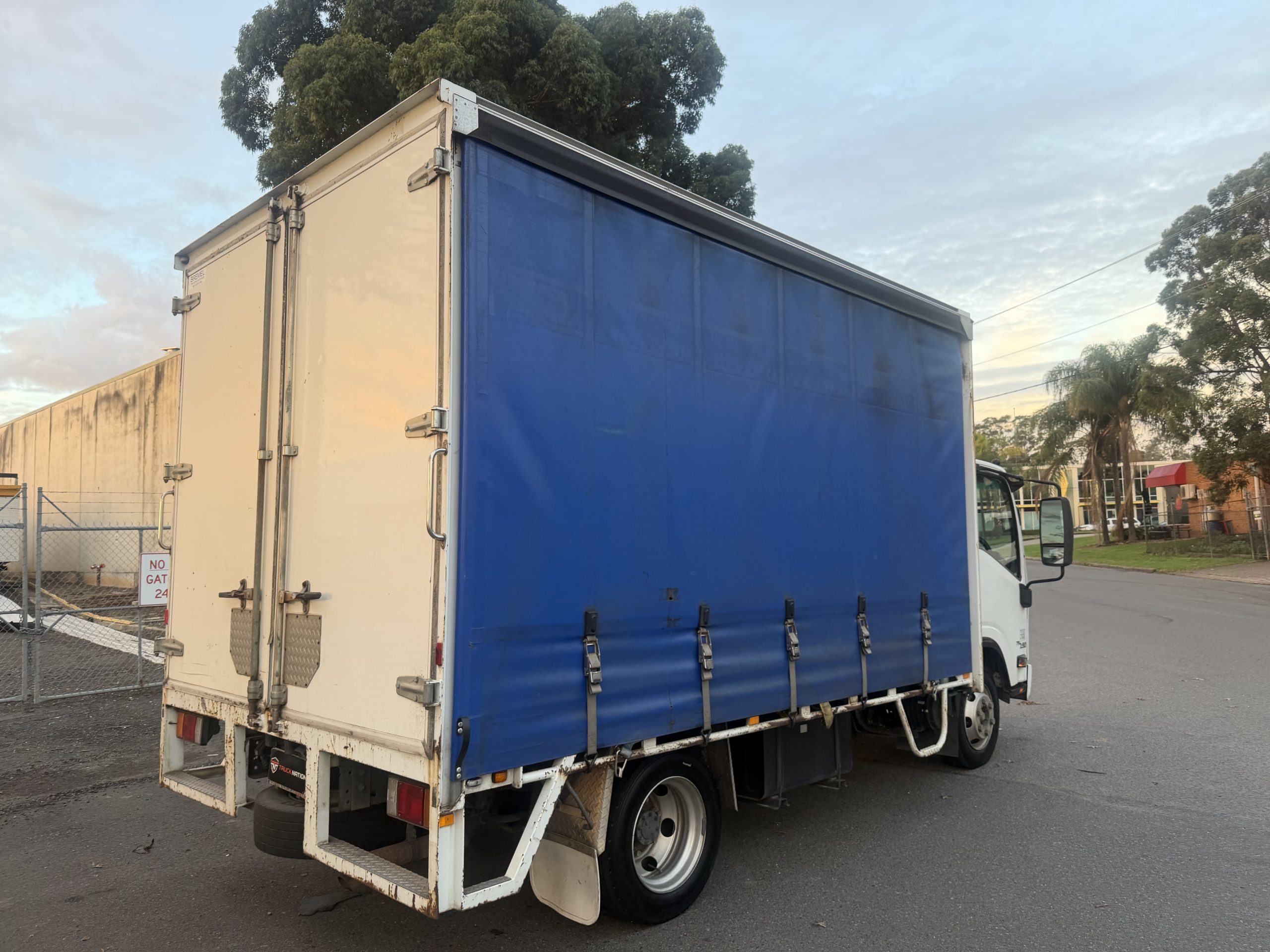 2016 Isuzu Npr 6 Pallet Curtainsider image 3