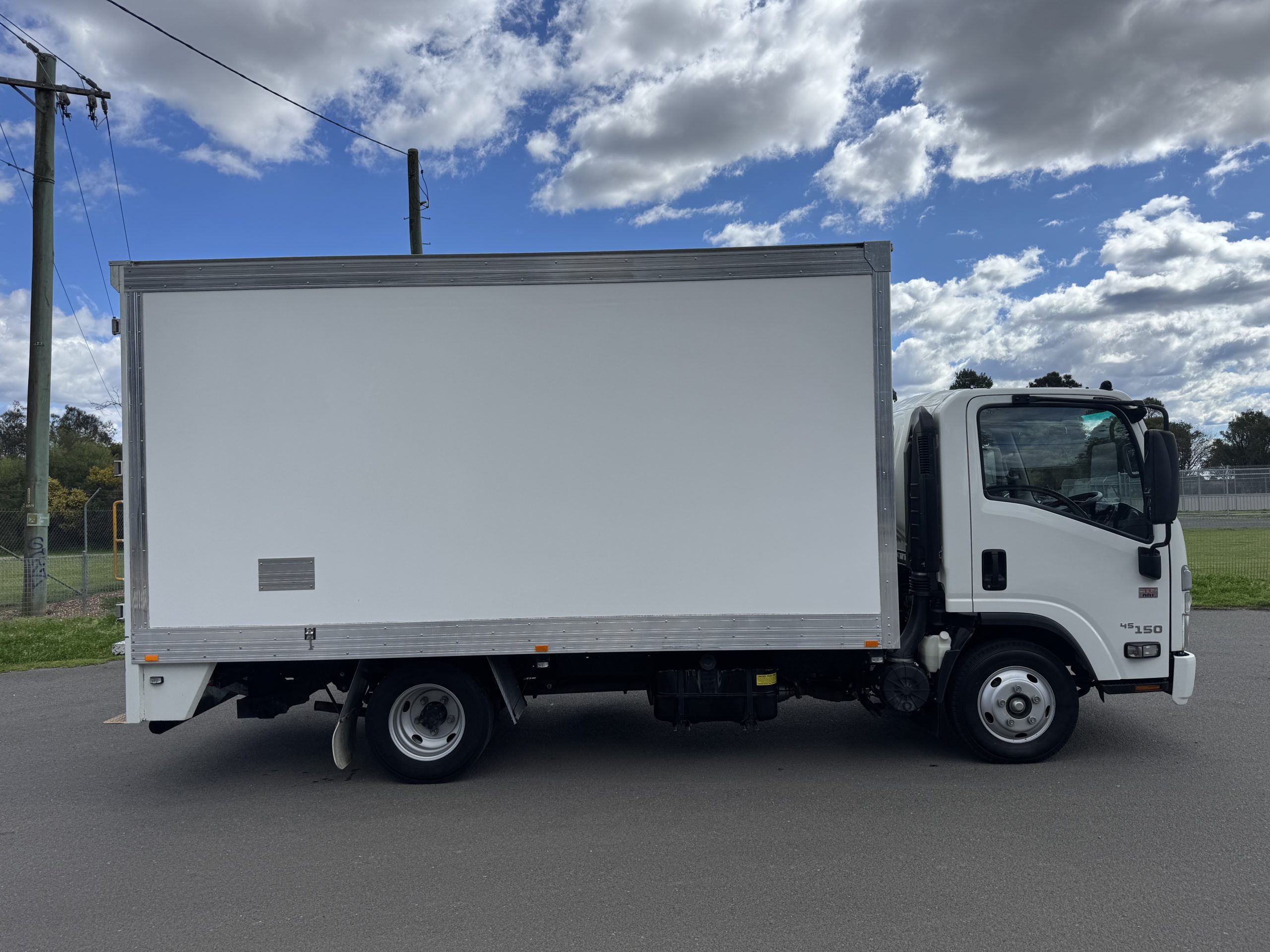 2022 Isuzu NNR Car Licence Pantech image 2