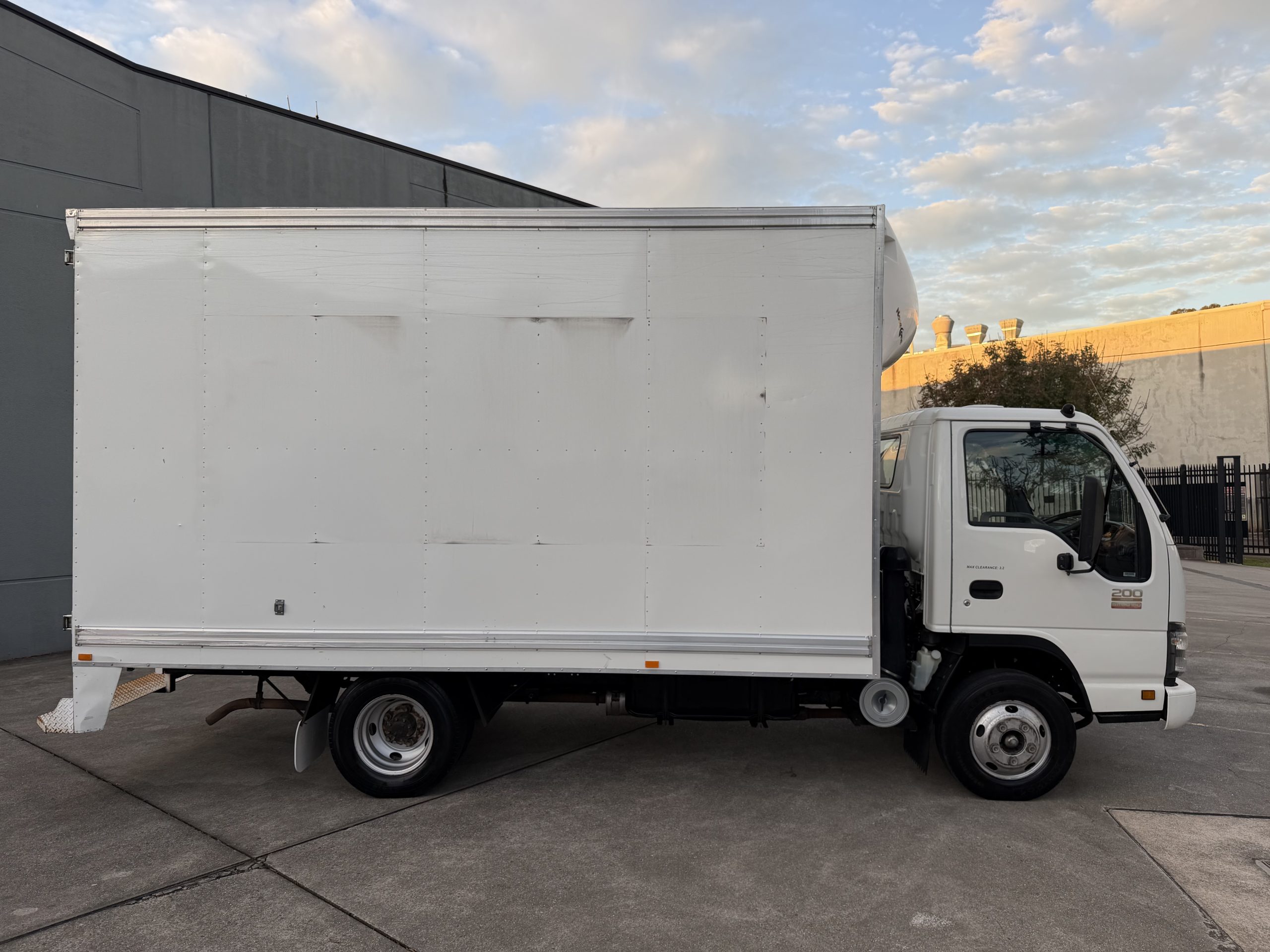 2007 Isuzu NPR Car Licence Pantech image 2