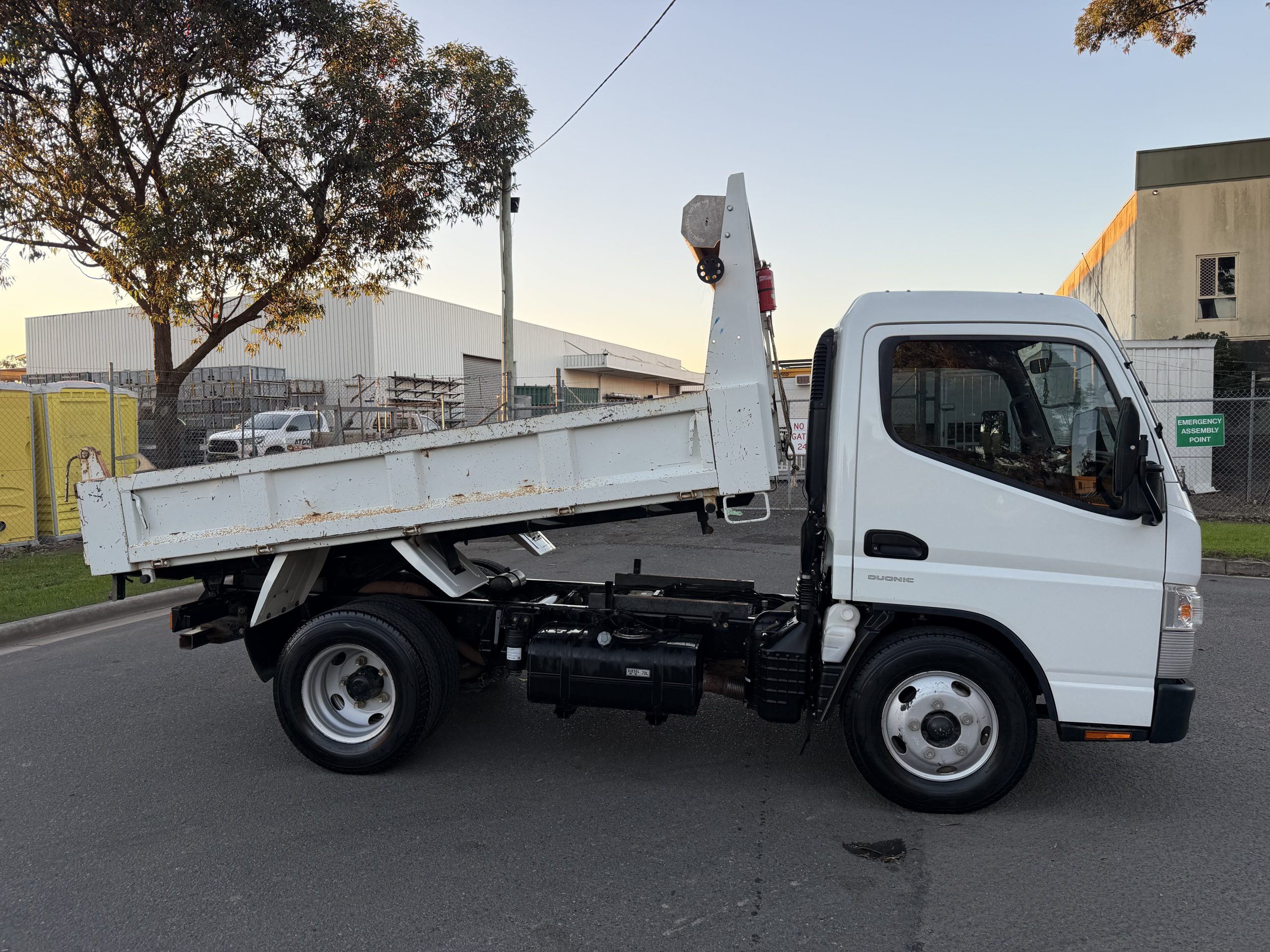 2022 Fuso Canter 615 Narrow Cab Tipper image 2