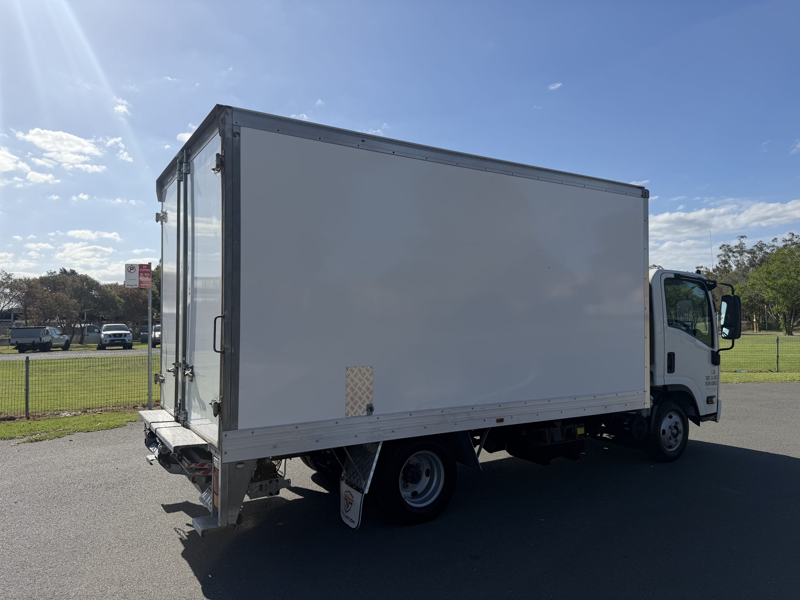 2022 Isuzu NNR Car Licence Pantech image 3